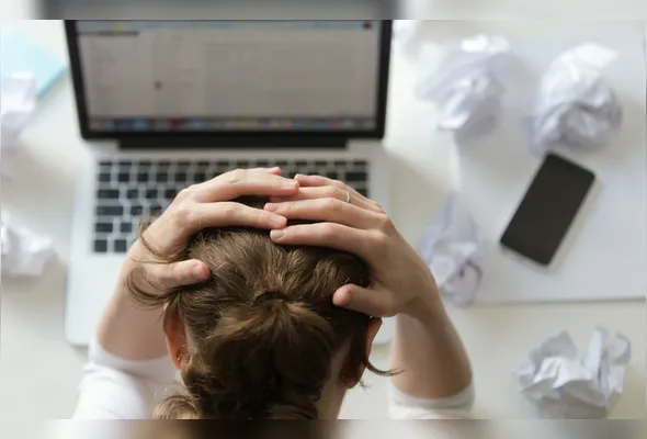 Pressão no trabalho e esgotamento mental entram no foco de nova regra que pode ser adiada pelo governo