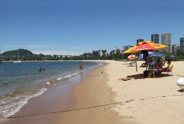 Região da Guarderia, na Curva da Jurema, é monitorada após identificação de mancha escura no mar em Vitória