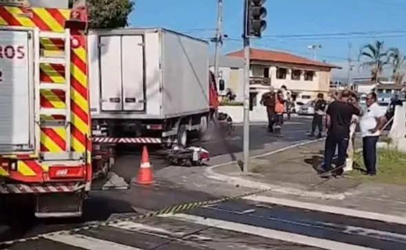 Imagem ilustrativa da imagem Jovem de 19 anos morre em acidente entre moto e caminhão em Vila Velha
