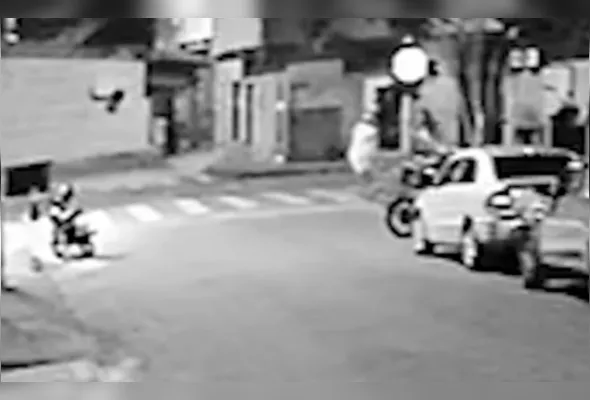 Imagens de câmeras de videomonitoramento mostram dois indivíduos chegando à cavalo no local, e abordando o jovem