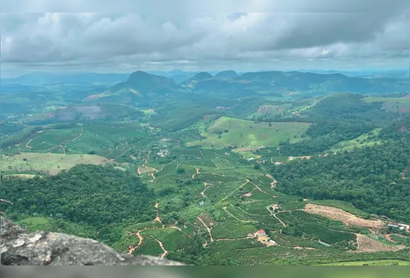 Paisagem espetacular vista do Mirante de São Pedro Frio, em Colatina