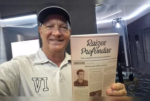 Luiz Fernando Schettino com o livro "Raízes Profundas  – Vida e Legado de Luiz Fernando Schettino"