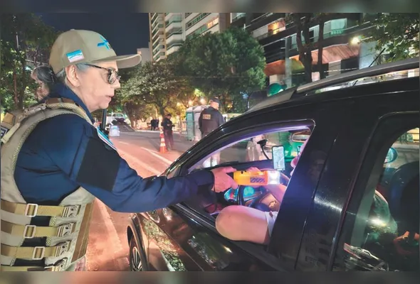 Agente do Detran aplica o teste do bafômetro em motorista: consumo de álcool e drogas provoca acidentes