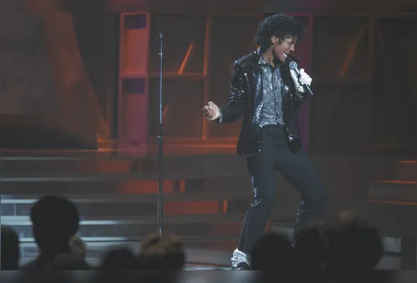 Michael Jackson é interpretado na fase adulta por Jaafar Jackson, sobrinho 
do astro