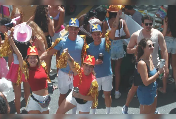 Foliãs vestidas de paquitas curtiram o desfile do bloco Subúrbio