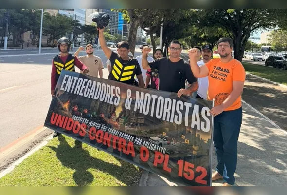 Concentração acontece desde o início da manhã na Praça do Papa, na Enseada do Suá