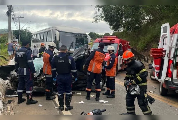 Vítima foi retirada das ferragens por uma equipe do Corpo de Bombeiros