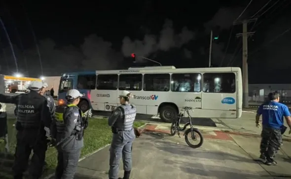 Imagem ilustrativa da imagem Mulher em bike elétrica morre atropelada por ônibus do Transcol na Serra