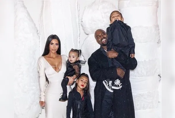 Ao falar sobre a convivência com o ex-marido, Kim disse que os dois mantêm o entendimento de que a relação familiar continua por causa dos filhos