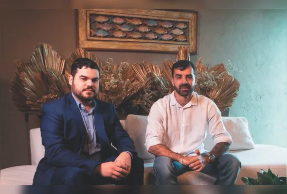 “Resultados promissores e vida normal” – A medicação ainda está em fase experimental, mas apresenta bons resultados, segundo Olavo Franco (à esquerda), médico da pesquisa. O primeiro paciente no país a receber polilaminina, Bruno Freitas (à direita), hoje leva vida independente, trabalha, pratica musculação e dirige, com pequenas sequelas.