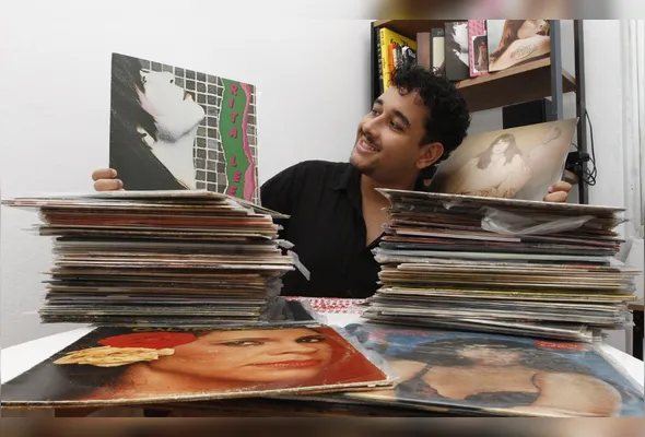 O designer João Pedro Aguilar mostra sua coleção de discos de vinil: início com LP da Rita Lee