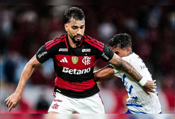 Meia Lucas Paquetá durante partida contra o Cruzeiro na noite desta quarta-feira (11)