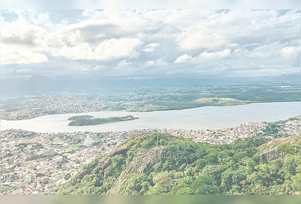 Trilhas do Parque da Fonte Grande, em Vitória, levam a mirantes com vistas impressionantes da cidade