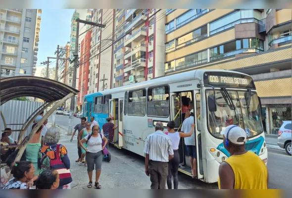 Passageiros utilizam ônibus: aumento leva em consideração os reajustes nos insumos e nos custos operacionais