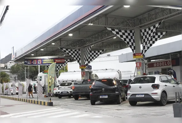 Postos com gasolina a R$ 5,89 registraram filas e grande movimento de motoristas na Grande Vitória