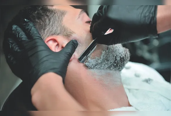 Cliente fazendo barba