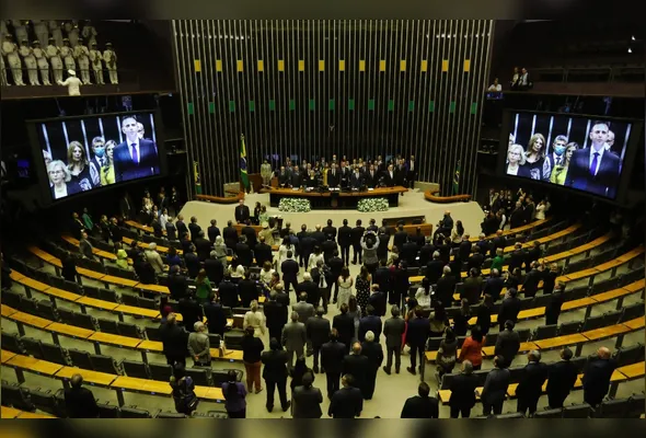 Plenário da Câmara: projeto  daria gasto extra de R$ 12 bilhões por ano.