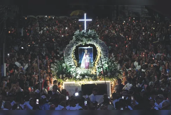 Multidão acompanhou a imagem de Nossa Senhora da Penha da Catedral Metropolitana de Vitória até o Parque da Prainha, em Vila Velha.