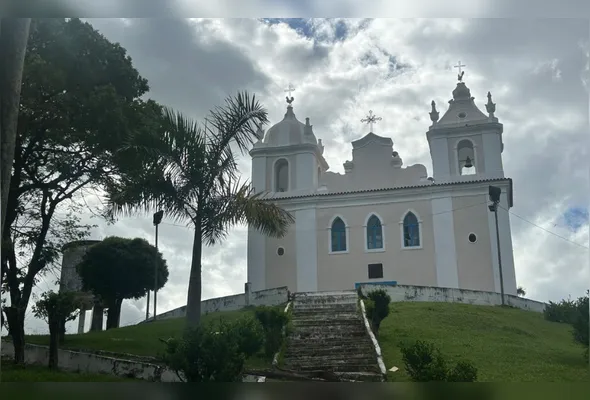 Igreja Nossa Senhora da Conceição, no centro de Viana, chama atenção pela beleza e pelas torres diferentes