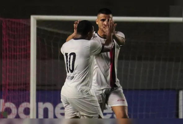 Jogadores do Serra comemoram o gol da vitória sobre o Porto