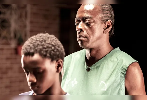 Seu jorge,  que interpreta um gênio mágico, e o menino Narciso, que foi adotado por um casal branco e depois “devolvido”