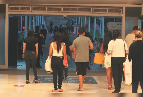 Clientes em shopping: vale a pena ficar de olho nos horários praticados no feriado da Sexta-feira da Paixão