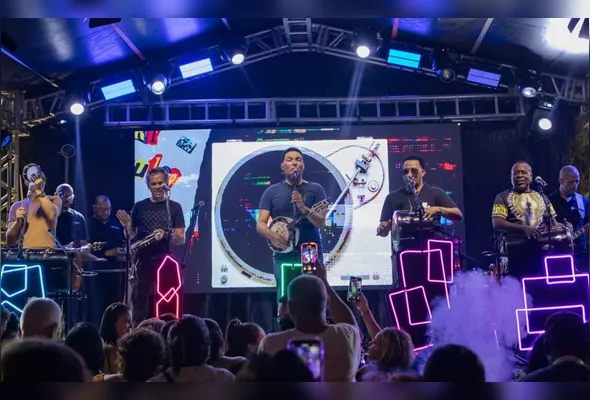 Show do grupo Art Popular, na Praia do Morro, encerra o Carnapari