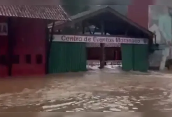 Chuva intensa caiu em poucos minutos e formou enxurradas que invadiram o local