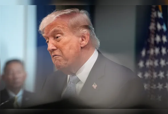 O presidente Donald Trump conversa com repórteres na Sala de Imprensa James Brady, na Casa Branca