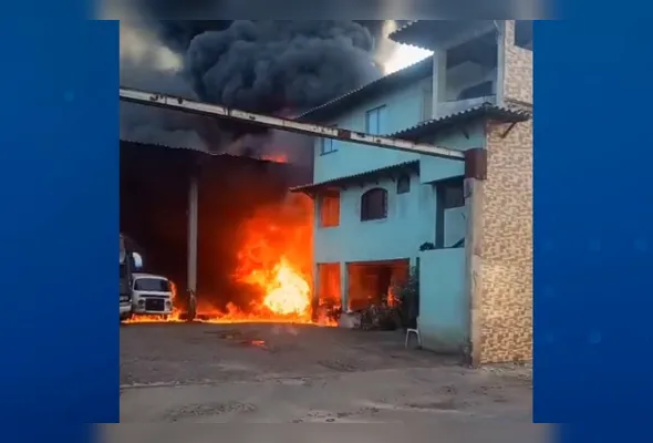 Incêndio em galpão de estabelecimento comercial, em São Geraldo, na Serra