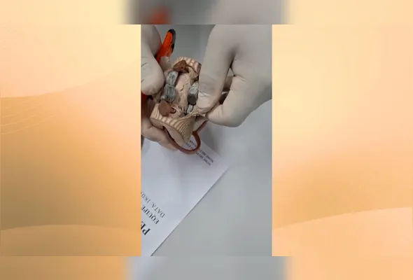 Drogas encontradas no chinelo da suspeita na Penitenciária Estadual de Vila Velha