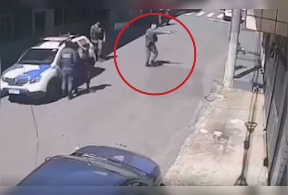 Imagem ilustrativa da imagem VÍDEO | Novas imagens mostram momento em que PM atira contra mulheres em Cariacica