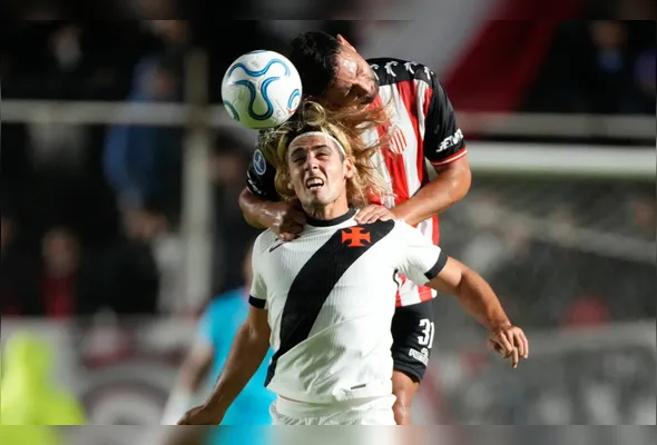 Jogadores disputam a bola durante partida entre Barracas Central da Argentina e Vasco da Gama do Brasil válida pelo Grupo G da Copa Sul-Americana em Buenos Aires, Argentina, terça-feira, 7 de abril de 2026