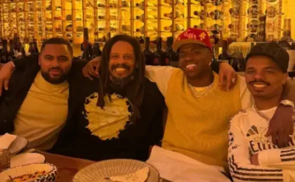 Imagem ilustrativa da imagem Vini Jr. comemora vitória do Real Madrid com parentes de Bob Marley