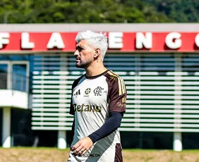 Imagem ilustrativa da imagem Arrascaeta é relacionado no Flamengo após desfalcar Uruguai por lesão na Copa
