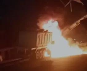 Imagem ilustrativa da imagem Carreta derruba torre de fios de alta tensão e causa explosões em Vila Velha