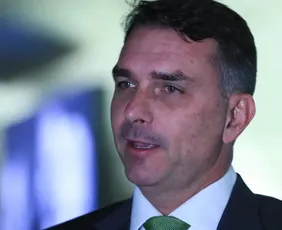 Imagem ilustrativa da imagem Flávio Bolsonaro visitou Vorcaro após primeira prisão do ex-banqueiro