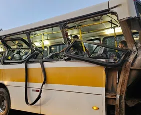 Imagem ilustrativa da imagem Acidente entre carreta e ônibus deixa passageiros feridos em Colatina