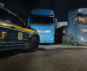 Imagem ilustrativa da imagem PRF  flagra dois caminhões com a mesma placa em João Neiva