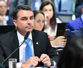 Imagem ilustrativa da imagem Flávio Bolsonaro é filiado a partido Missão e registro de candidatura no TSE atrasa