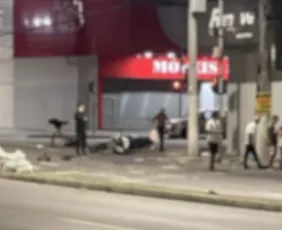 Imagem ilustrativa da imagem Garupa morre e piloto fica em estado grave após moto bater em muro na Serra