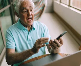 Imagem ilustrativa da imagem Isolamento e irritabilidade: quando o uso de celular se torna alerta para idosos