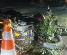 Imagem ilustrativa da imagem Mulher morre após acidente entre moto e carro em Alegre; motorista fugiu do local
