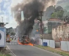 Imagem ilustrativa da imagem Ônibus é incendiado após jovem morrer em confronto com a polícia em Vila Velha