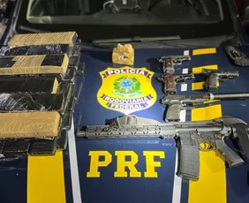 Imagem ilustrativa da imagem Polícia encontra arma israelense, drogas e munições em carro na BR-101 no ES