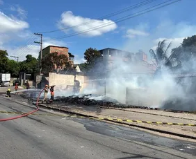 Imagem ilustrativa da imagem VÍDEO | Incêndio em depósito interdita totalmente trecho da BR-101 em Cariacica