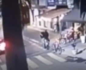 Imagem ilustrativa da imagem VÍDEO | Suspeitos usam carro roubado para promover ataque na Serra