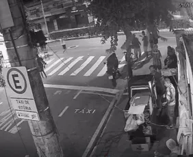 Imagem ilustrativa da imagem VÍDEO: Ataque a tiros próximo a quartel da PM deixa três feridos em Vitória