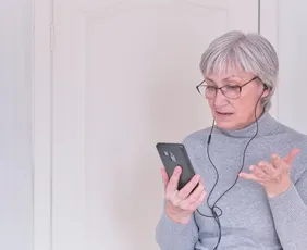 Imagem ilustrativa da imagem Vídeos no celular podem causar confusão mental em idosos