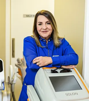 Dermatologista Karina Mazzini explica que laser e radiofrequência atuam em camadas diferentes da pele e podem se complementar